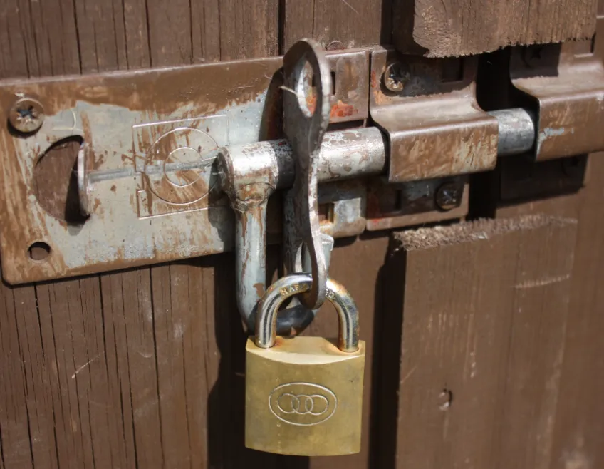 a padlock as symbolic image for physical auth