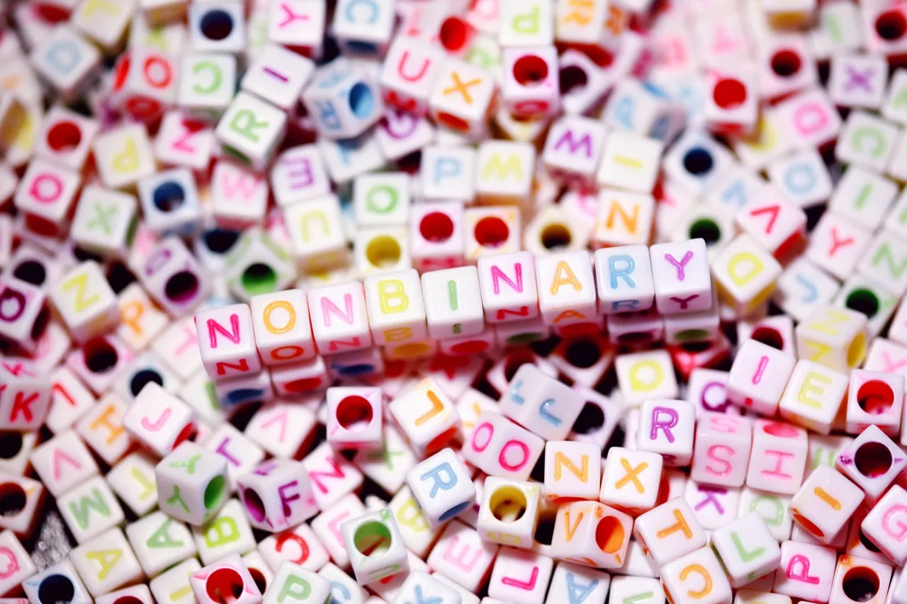 Nahaufnahme von Buchstabenwürfel die das Wort nonbinary formen