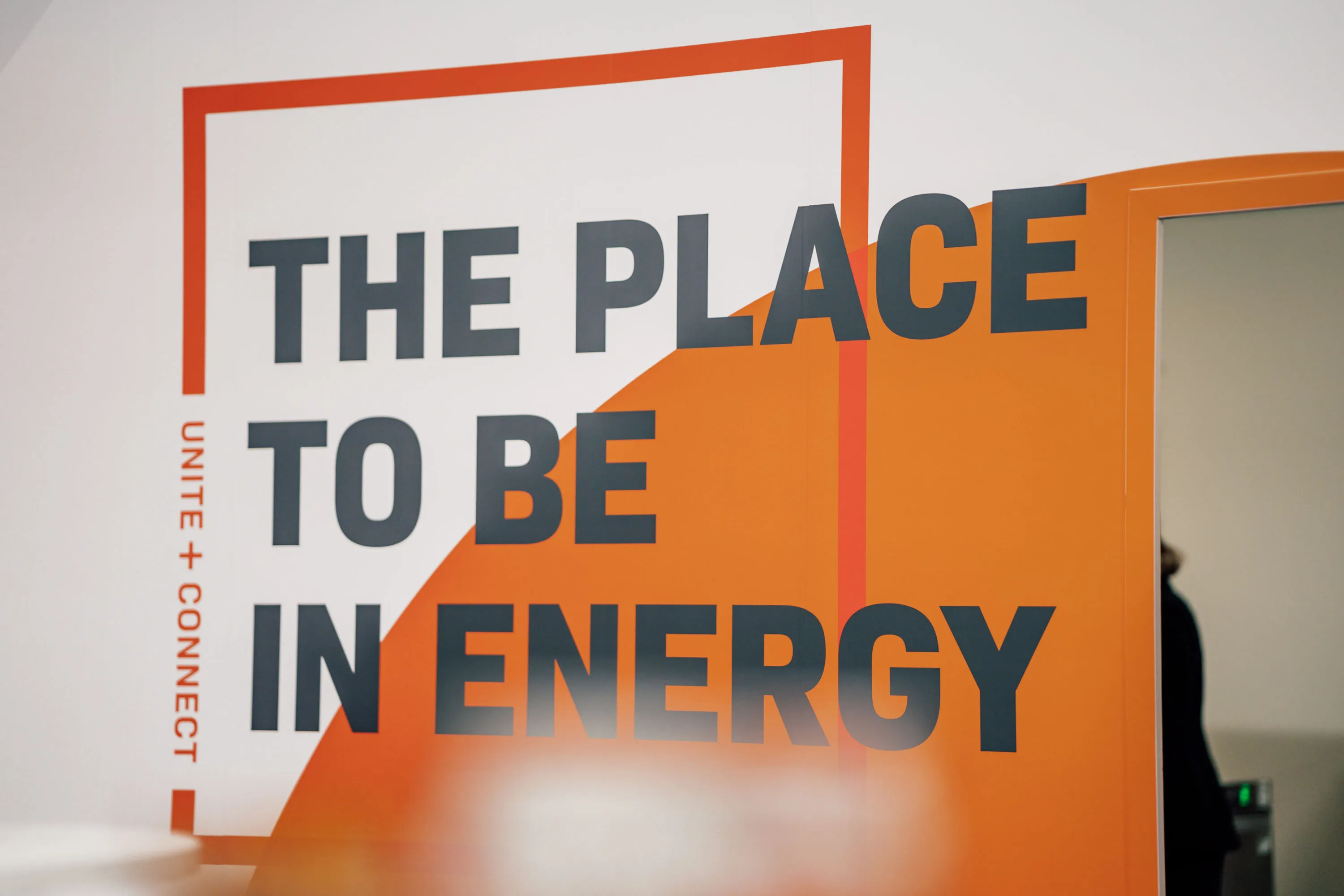 Plakat mit der Aufschrift: The Place to be in Energy