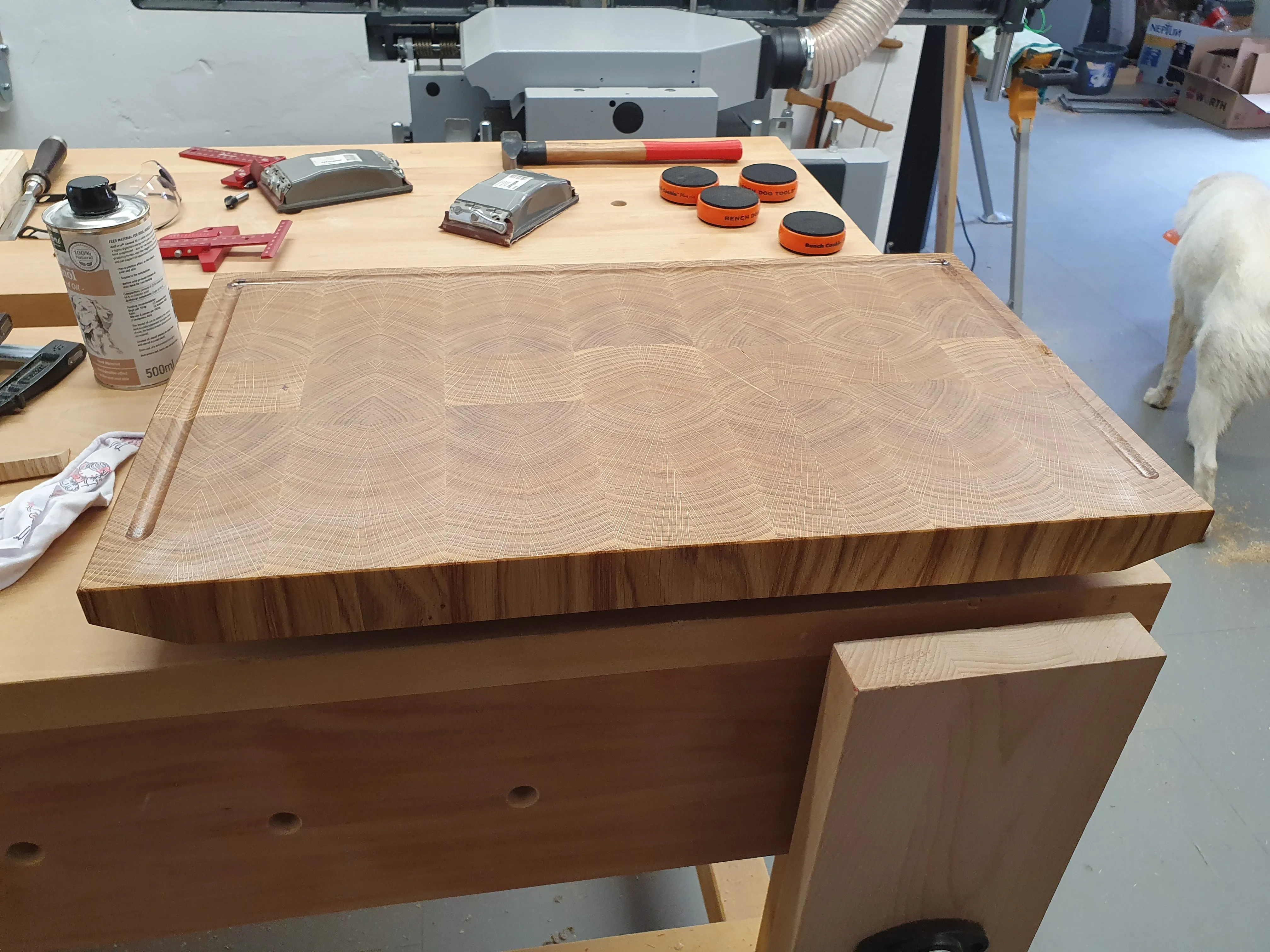 Holzbrett in einer Schreinerwerkstatt